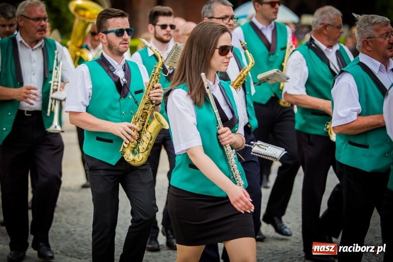 Zdjęcie w galerii na portalu naszraciborz.pl: Ukraińskie werble nie przestraszyły burzy. Parada folkloru przegrała z deszczem FOTO i WIDEO wiadomości z regionu