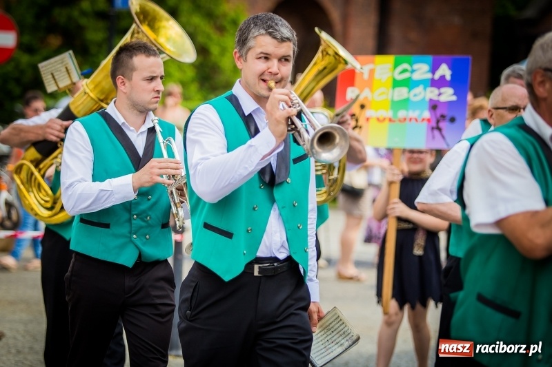 Zdjęcie w galerii na portalu naszraciborz.pl: Ukraińskie werble nie przestraszyły burzy. Parada folkloru przegrała z deszczem FOTO i WIDEO wiadomości z regionu