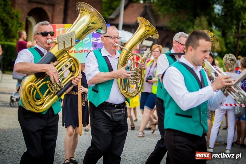 Zdjęcie w galerii na portalu naszraciborz.pl: Ukraińskie werble nie przestraszyły burzy. Parada folkloru przegrała z deszczem FOTO i WIDEO wiadomości z regionu