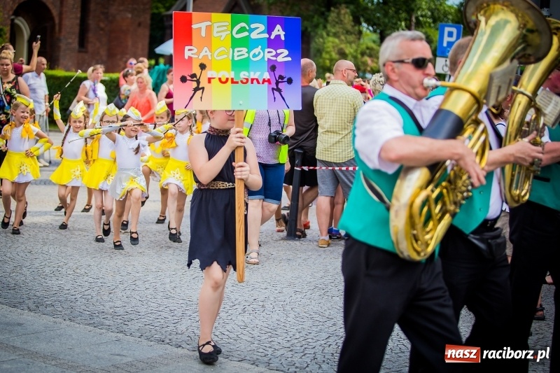 Zdjęcie w galerii na portalu naszraciborz.pl: Ukraińskie werble nie przestraszyły burzy. Parada folkloru przegrała z deszczem FOTO i WIDEO wiadomości z regionu