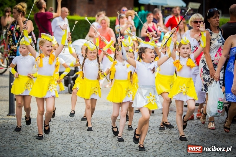 Zdjęcie w galerii na portalu naszraciborz.pl: Ukraińskie werble nie przestraszyły burzy. Parada folkloru przegrała z deszczem FOTO i WIDEO wiadomości z regionu