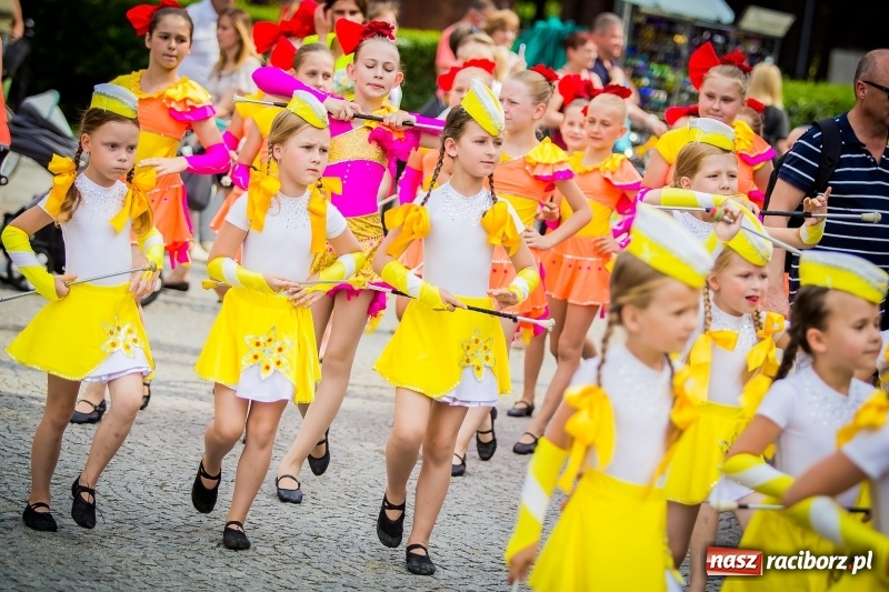 Zdjęcie w galerii na portalu naszraciborz.pl: Ukraińskie werble nie przestraszyły burzy. Parada folkloru przegrała z deszczem FOTO i WIDEO wiadomości z regionu