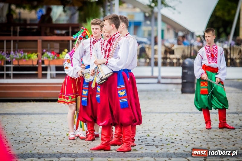 Zdjęcie w galerii na portalu naszraciborz.pl: Ukraińskie werble nie przestraszyły burzy. Parada folkloru przegrała z deszczem FOTO i WIDEO wiadomości z regionu