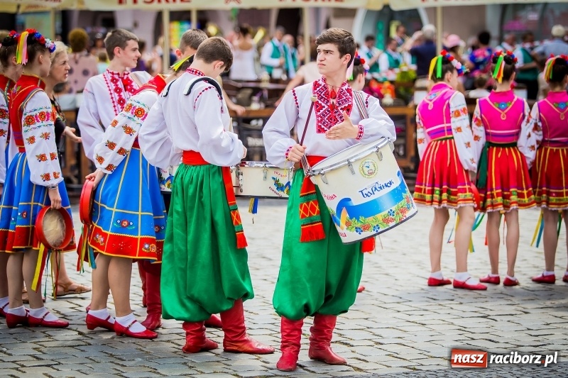 Zdjęcie w galerii na portalu naszraciborz.pl: Ukraińskie werble nie przestraszyły burzy. Parada folkloru przegrała z deszczem FOTO i WIDEO wiadomości z regionu