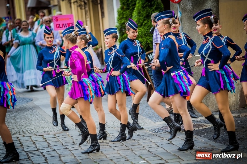 Zdjęcie w galerii na portalu naszraciborz.pl: Ukraińskie werble nie przestraszyły burzy. Parada folkloru przegrała z deszczem FOTO i WIDEO wiadomości z regionu
