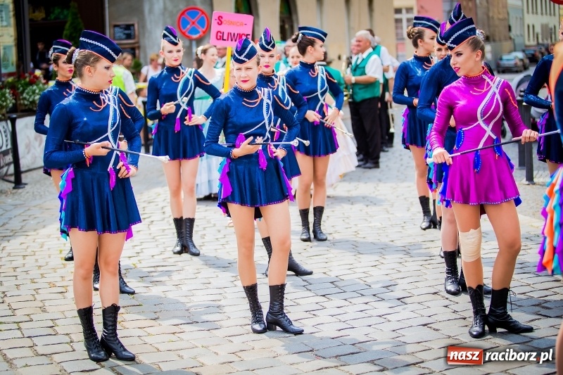 Zdjęcie w galerii na portalu naszraciborz.pl: Ukraińskie werble nie przestraszyły burzy. Parada folkloru przegrała z deszczem FOTO i WIDEO wiadomości z regionu