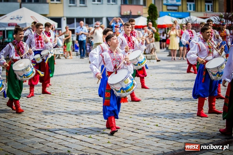 Zdjęcie w galerii na portalu naszraciborz.pl: Ukraińskie werble nie przestraszyły burzy. Parada folkloru przegrała z deszczem FOTO i WIDEO wiadomości z regionu