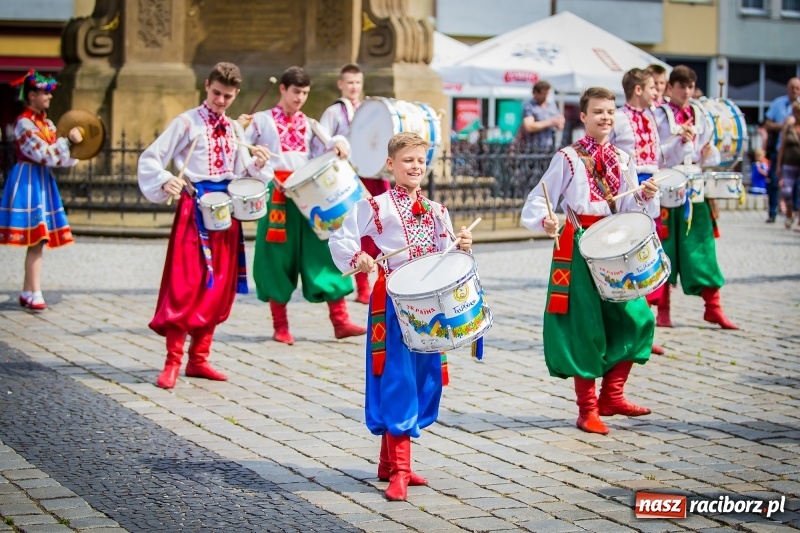 Zdjęcie w galerii na portalu naszraciborz.pl: Ukraińskie werble nie przestraszyły burzy. Parada folkloru przegrała z deszczem FOTO i WIDEO wiadomości z regionu