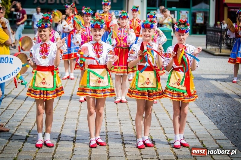Zdjęcie w galerii na portalu naszraciborz.pl: Ukraińskie werble nie przestraszyły burzy. Parada folkloru przegrała z deszczem FOTO i WIDEO wiadomości z regionu