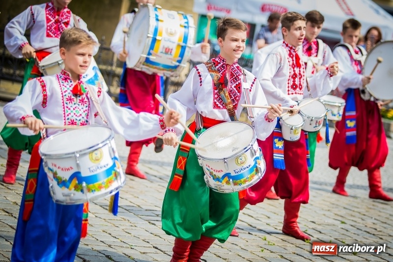 Zdjęcie w galerii na portalu naszraciborz.pl: Ukraińskie werble nie przestraszyły burzy. Parada folkloru przegrała z deszczem FOTO i WIDEO wiadomości z regionu