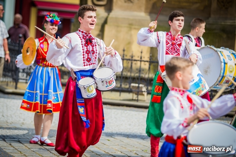 Zdjęcie w galerii na portalu naszraciborz.pl: Ukraińskie werble nie przestraszyły burzy. Parada folkloru przegrała z deszczem FOTO i WIDEO wiadomości z regionu