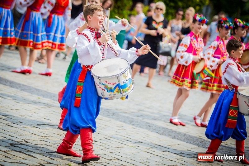 Zdjęcie w galerii na portalu naszraciborz.pl: Ukraińskie werble nie przestraszyły burzy. Parada folkloru przegrała z deszczem FOTO i WIDEO wiadomości z regionu