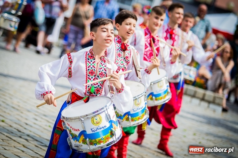 Zdjęcie w galerii na portalu naszraciborz.pl: Ukraińskie werble nie przestraszyły burzy. Parada folkloru przegrała z deszczem FOTO i WIDEO wiadomości z regionu