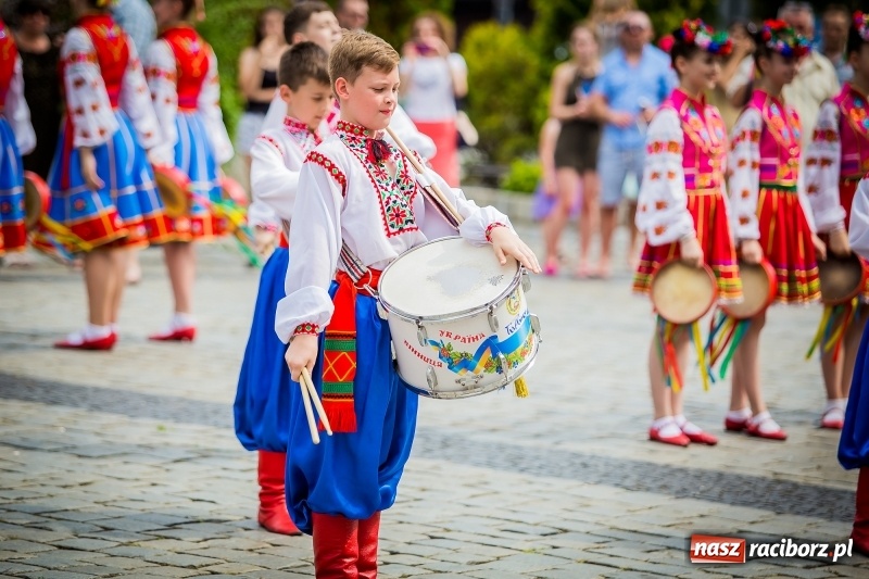 Zdjęcie w galerii na portalu naszraciborz.pl: Ukraińskie werble nie przestraszyły burzy. Parada folkloru przegrała z deszczem FOTO i WIDEO wiadomości z regionu