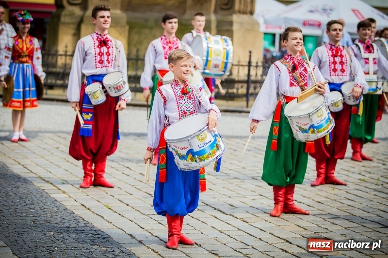 Zdjęcie w galerii na portalu naszraciborz.pl: Ukraińskie werble nie przestraszyły burzy. Parada folkloru przegrała z deszczem FOTO i WIDEO wiadomości z regionu