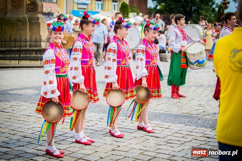Zdjęcie w galerii na portalu naszraciborz.pl: Ukraińskie werble nie przestraszyły burzy. Parada folkloru przegrała z deszczem FOTO i WIDEO wiadomości z regionu