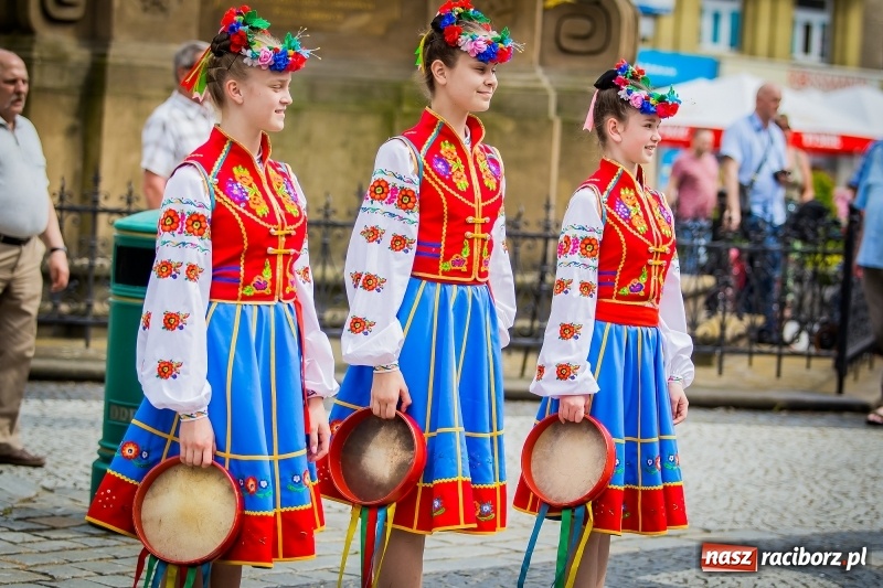 Zdjęcie w galerii na portalu naszraciborz.pl: Ukraińskie werble nie przestraszyły burzy. Parada folkloru przegrała z deszczem FOTO i WIDEO wiadomości z regionu