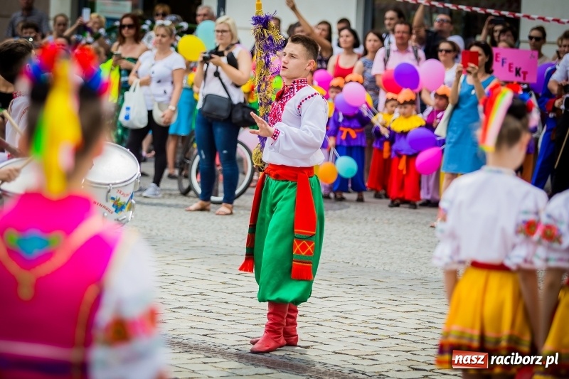 Zdjęcie w galerii na portalu naszraciborz.pl: Ukraińskie werble nie przestraszyły burzy. Parada folkloru przegrała z deszczem FOTO i WIDEO wiadomości z regionu