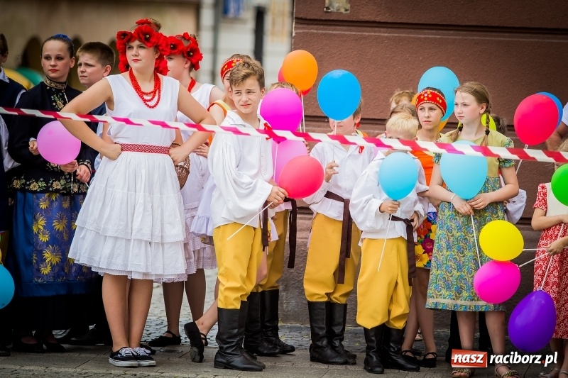 Zdjęcie w galerii na portalu naszraciborz.pl: Ukraińskie werble nie przestraszyły burzy. Parada folkloru przegrała z deszczem FOTO i WIDEO wiadomości z regionu