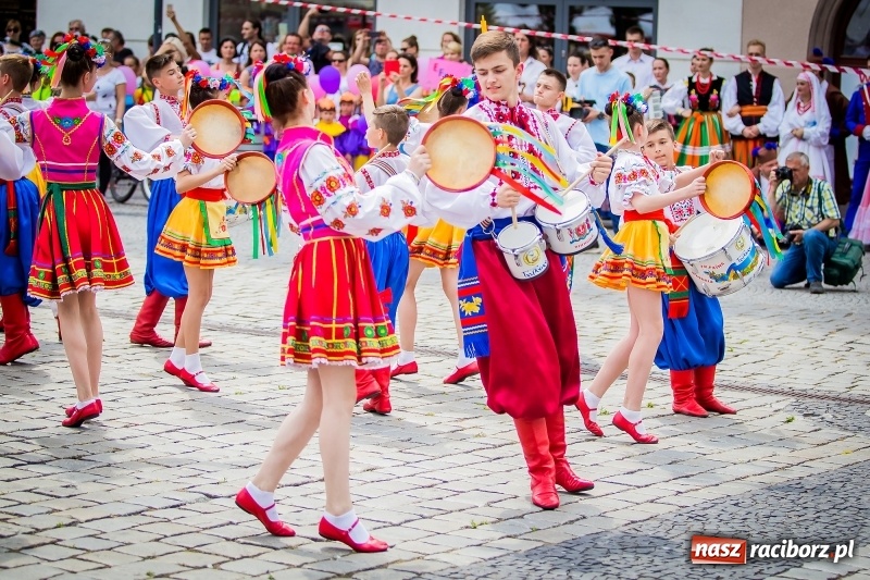 Zdjęcie w galerii na portalu naszraciborz.pl: Ukraińskie werble nie przestraszyły burzy. Parada folkloru przegrała z deszczem FOTO i WIDEO wiadomości z regionu