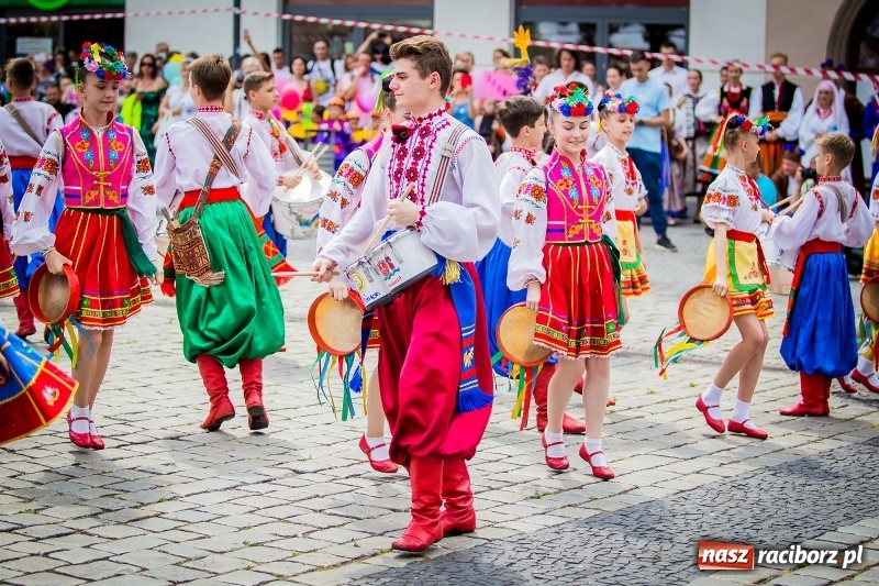 Zdjęcie w galerii na portalu naszraciborz.pl: Ukraińskie werble nie przestraszyły burzy. Parada folkloru przegrała z deszczem FOTO i WIDEO wiadomości z regionu
