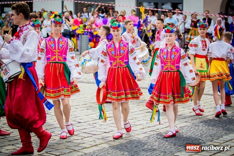 Zdjęcie w galerii na portalu naszraciborz.pl: Ukraińskie werble nie przestraszyły burzy. Parada folkloru przegrała z deszczem FOTO i WIDEO wiadomości z regionu