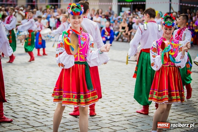 Zdjęcie w galerii na portalu naszraciborz.pl: Ukraińskie werble nie przestraszyły burzy. Parada folkloru przegrała z deszczem FOTO i WIDEO wiadomości z regionu
