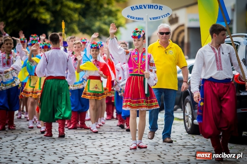 Zdjęcie w galerii na portalu naszraciborz.pl: Ukraińskie werble nie przestraszyły burzy. Parada folkloru przegrała z deszczem FOTO i WIDEO wiadomości z regionu