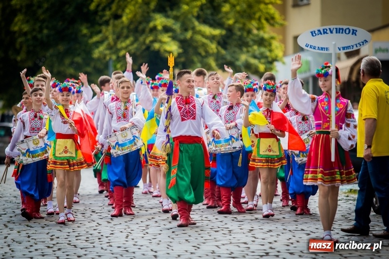 Zdjęcie w galerii na portalu naszraciborz.pl: Ukraińskie werble nie przestraszyły burzy. Parada folkloru przegrała z deszczem FOTO i WIDEO wiadomości z regionu