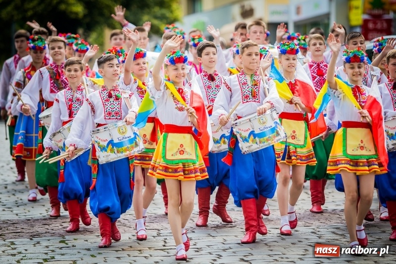 Zdjęcie w galerii na portalu naszraciborz.pl: Ukraińskie werble nie przestraszyły burzy. Parada folkloru przegrała z deszczem FOTO i WIDEO wiadomości z regionu
