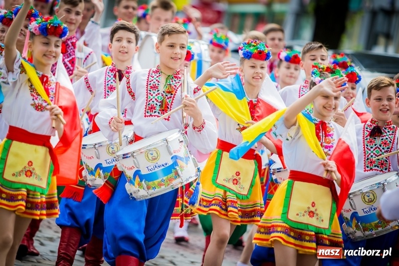 Zdjęcie w galerii na portalu naszraciborz.pl: Ukraińskie werble nie przestraszyły burzy. Parada folkloru przegrała z deszczem FOTO i WIDEO wiadomości z regionu