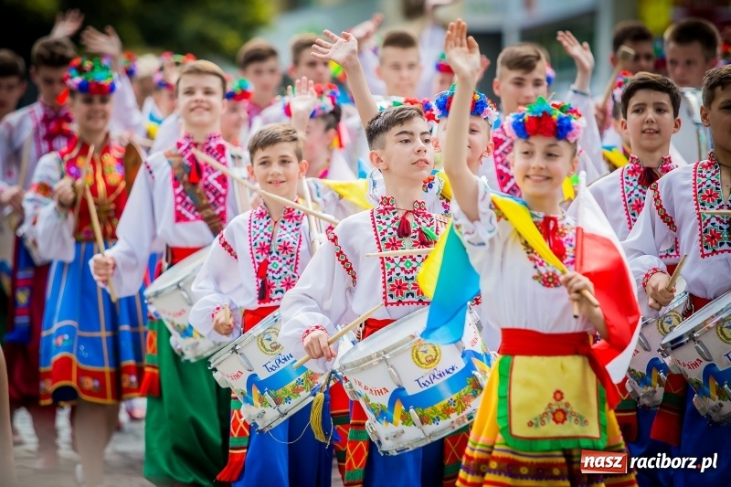 Zdjęcie w galerii na portalu naszraciborz.pl: Ukraińskie werble nie przestraszyły burzy. Parada folkloru przegrała z deszczem FOTO i WIDEO wiadomości z regionu