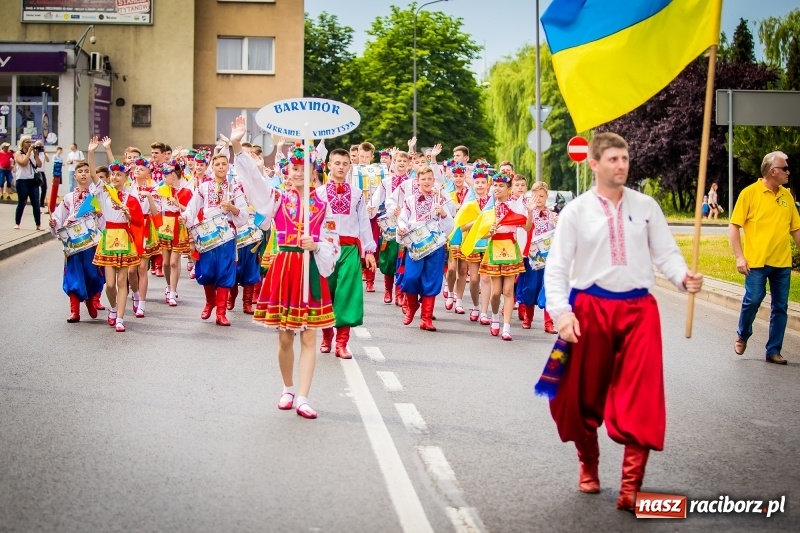 Zdjęcie w galerii na portalu naszraciborz.pl: Ukraińskie werble nie przestraszyły burzy. Parada folkloru przegrała z deszczem FOTO i WIDEO wiadomości z regionu