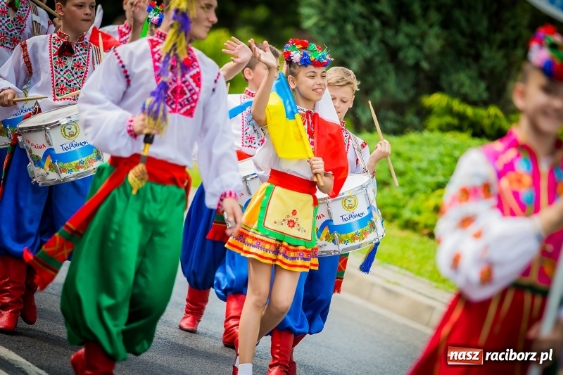 Zdjęcie w galerii na portalu naszraciborz.pl: Ukraińskie werble nie przestraszyły burzy. Parada folkloru przegrała z deszczem FOTO i WIDEO wiadomości z regionu