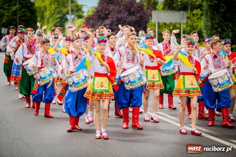 Zdjęcie w galerii na portalu naszraciborz.pl: Ukraińskie werble nie przestraszyły burzy. Parada folkloru przegrała z deszczem FOTO i WIDEO wiadomości z regionu