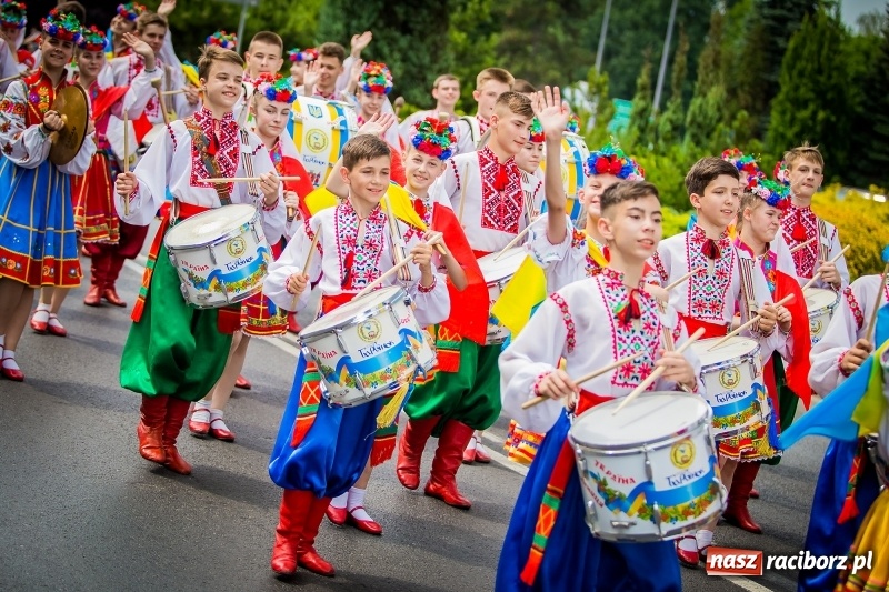 Zdjęcie w galerii na portalu naszraciborz.pl: Ukraińskie werble nie przestraszyły burzy. Parada folkloru przegrała z deszczem FOTO i WIDEO wiadomości z regionu