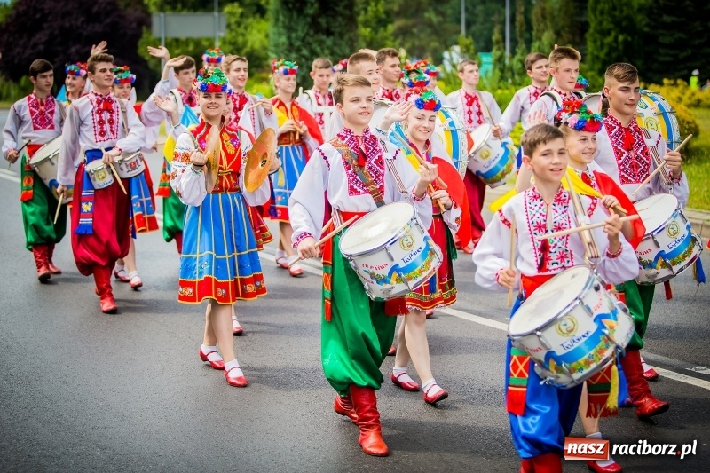 Zdjęcie w galerii na portalu naszraciborz.pl: Ukraińskie werble nie przestraszyły burzy. Parada folkloru przegrała z deszczem FOTO i WIDEO wiadomości z regionu