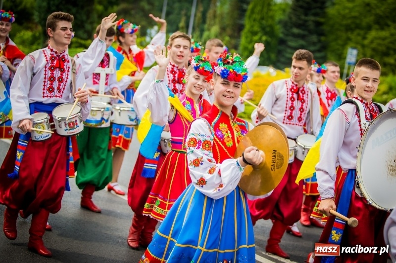 Zdjęcie w galerii na portalu naszraciborz.pl: Ukraińskie werble nie przestraszyły burzy. Parada folkloru przegrała z deszczem FOTO i WIDEO wiadomości z regionu