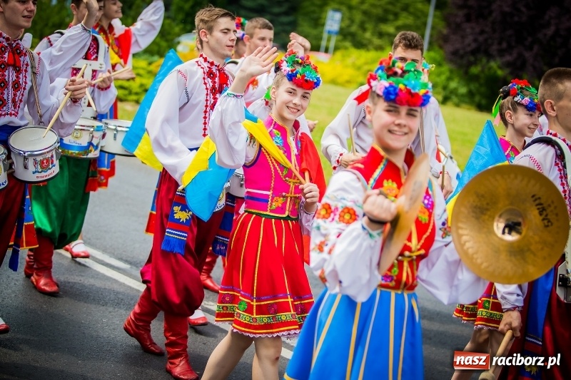 Zdjęcie w galerii na portalu naszraciborz.pl: Ukraińskie werble nie przestraszyły burzy. Parada folkloru przegrała z deszczem FOTO i WIDEO wiadomości z regionu