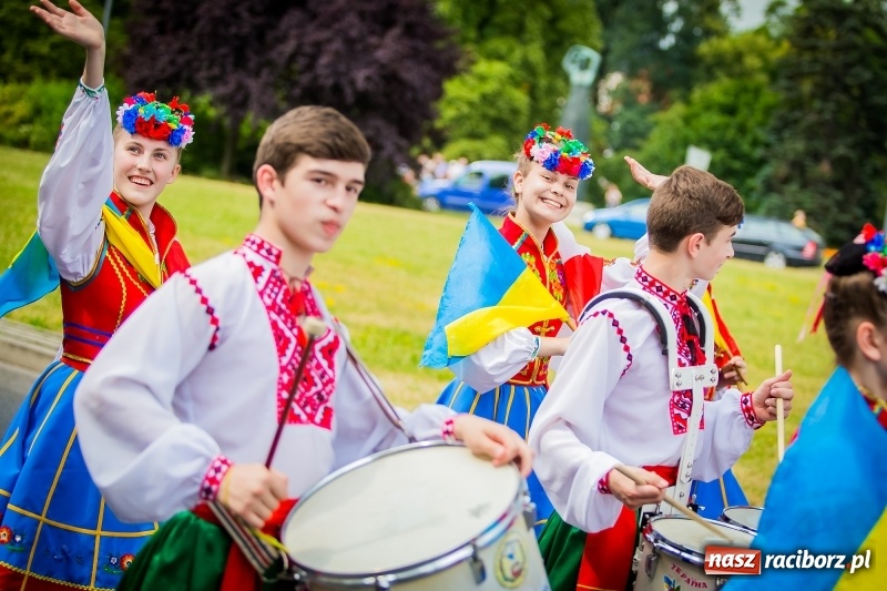 Zdjęcie w galerii na portalu naszraciborz.pl: Ukraińskie werble nie przestraszyły burzy. Parada folkloru przegrała z deszczem FOTO i WIDEO wiadomości z regionu