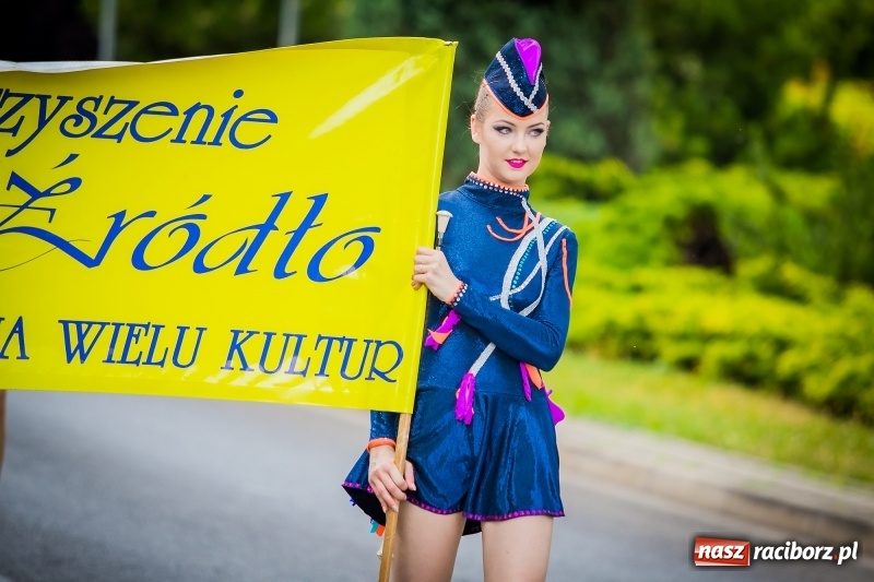 Zdjęcie w galerii na portalu naszraciborz.pl: Ukraińskie werble nie przestraszyły burzy. Parada folkloru przegrała z deszczem FOTO i WIDEO wiadomości z regionu
