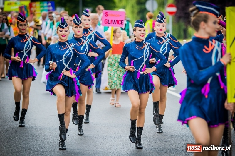 Zdjęcie w galerii na portalu naszraciborz.pl: Ukraińskie werble nie przestraszyły burzy. Parada folkloru przegrała z deszczem FOTO i WIDEO wiadomości z regionu
