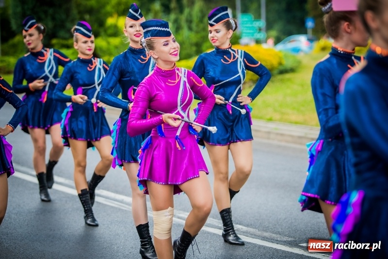 Zdjęcie w galerii na portalu naszraciborz.pl: Ukraińskie werble nie przestraszyły burzy. Parada folkloru przegrała z deszczem FOTO i WIDEO wiadomości z regionu