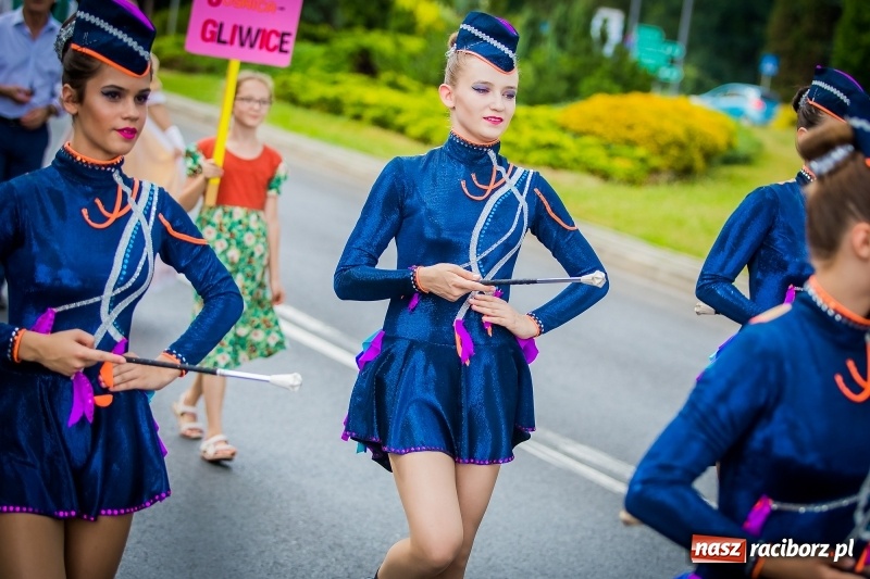 Zdjęcie w galerii na portalu naszraciborz.pl: Ukraińskie werble nie przestraszyły burzy. Parada folkloru przegrała z deszczem FOTO i WIDEO wiadomości z regionu