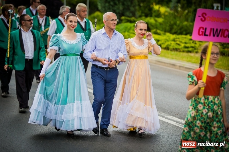 Zdjęcie w galerii na portalu naszraciborz.pl: Ukraińskie werble nie przestraszyły burzy. Parada folkloru przegrała z deszczem FOTO i WIDEO wiadomości z regionu