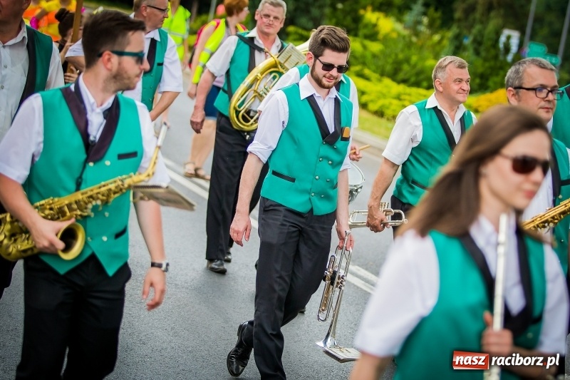 Zdjęcie w galerii na portalu naszraciborz.pl: Ukraińskie werble nie przestraszyły burzy. Parada folkloru przegrała z deszczem FOTO i WIDEO wiadomości z regionu