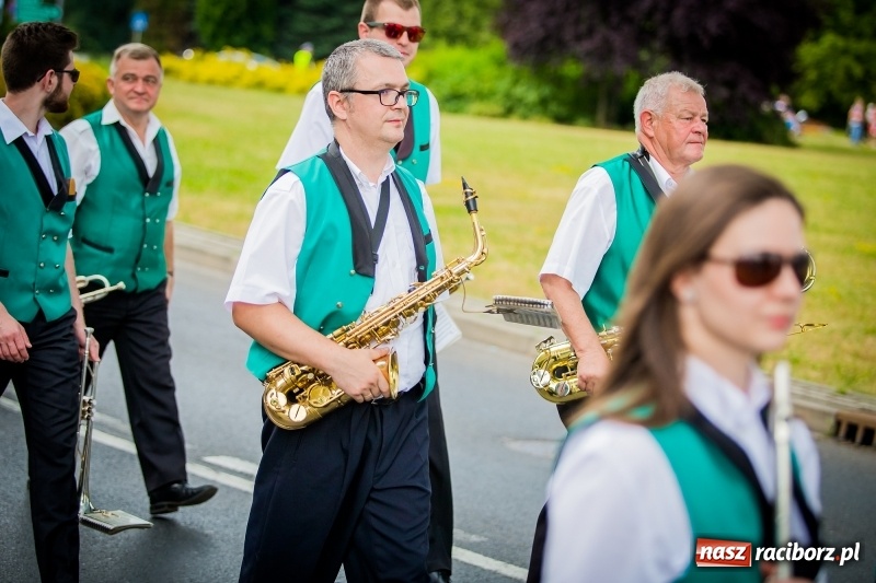 Zdjęcie w galerii na portalu naszraciborz.pl: Ukraińskie werble nie przestraszyły burzy. Parada folkloru przegrała z deszczem FOTO i WIDEO wiadomości z regionu