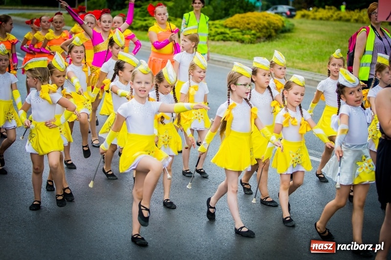 Zdjęcie w galerii na portalu naszraciborz.pl: Ukraińskie werble nie przestraszyły burzy. Parada folkloru przegrała z deszczem FOTO i WIDEO wiadomości z regionu