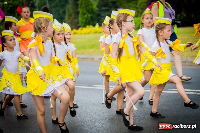 Zdjęcie w galerii na portalu naszraciborz.pl: Ukraińskie werble nie przestraszyły burzy. Parada folkloru przegrała z deszczem FOTO i WIDEO wiadomości z regionu