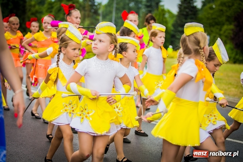 Zdjęcie w galerii na portalu naszraciborz.pl: Ukraińskie werble nie przestraszyły burzy. Parada folkloru przegrała z deszczem FOTO i WIDEO wiadomości z regionu